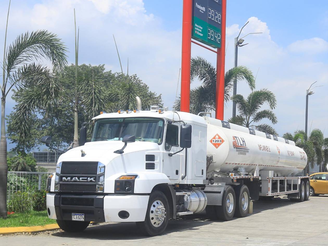 Pantalla de precios en una gasolinera de San Pedro Sula. En Guatemala, el Congreso aprobó suspender el IVA y el IDP; en Honduras, el tema sigue en debate.