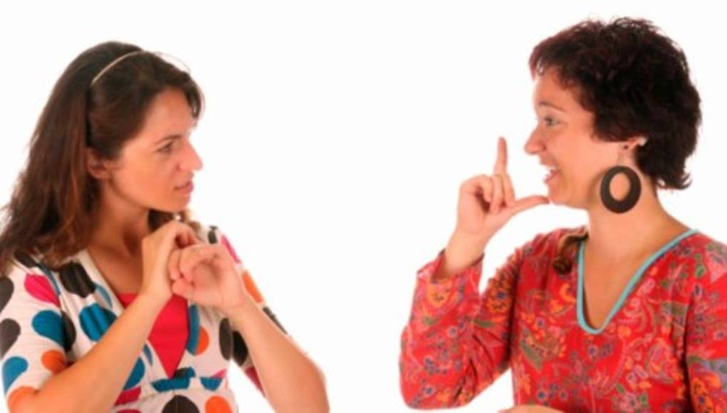 Estudiantes uruguayos buscan patentar un guante que traduce lenguaje de señas