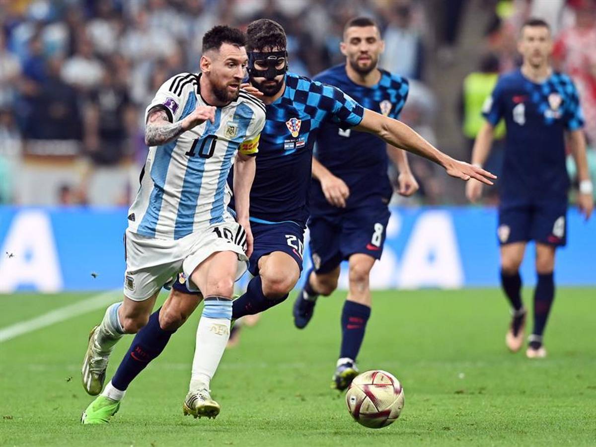 Lionel Messi se desbordó por la banda y nadie lo puro parar.