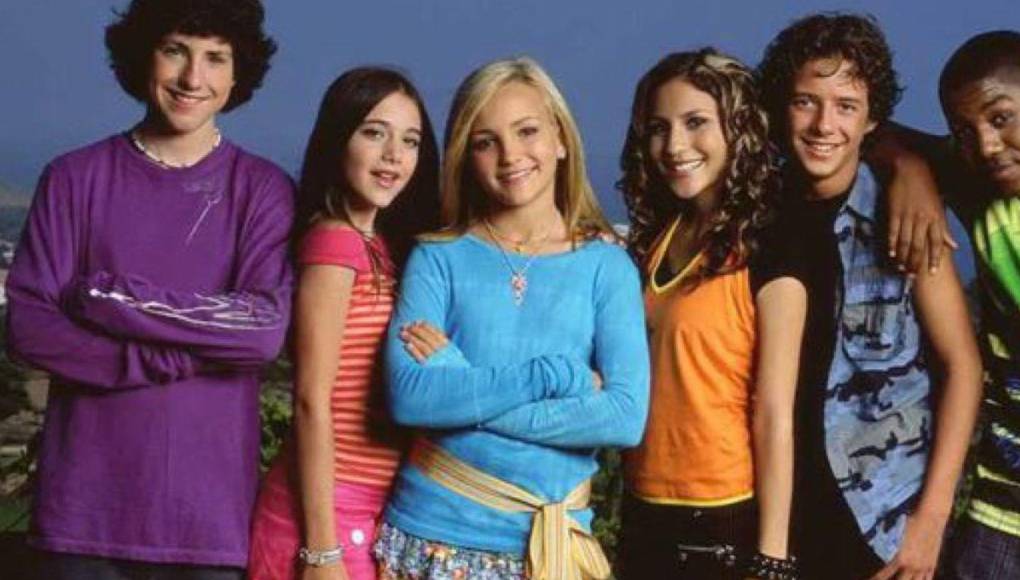  En una investigación de Business Insider de 2022 , la actriz de Zoey 101, Alexa Nikolas, dijo que la escena la hacía sentir incómoda, especialmente después de que un coprotagonista masculino dijera que parecía “como un disparo inesperado”. Una escena de Victorious con el personaje de Ariana Grande filmando su serie web podría leerse de manera similar: una toma de ella acostada boca abajo mientras se vierte agua en la cabeza recuerda el trabajo de cámara del porno, mientras que otra imagen ve a Grande exprimiendo una papa para intentar “ordeñarla”.