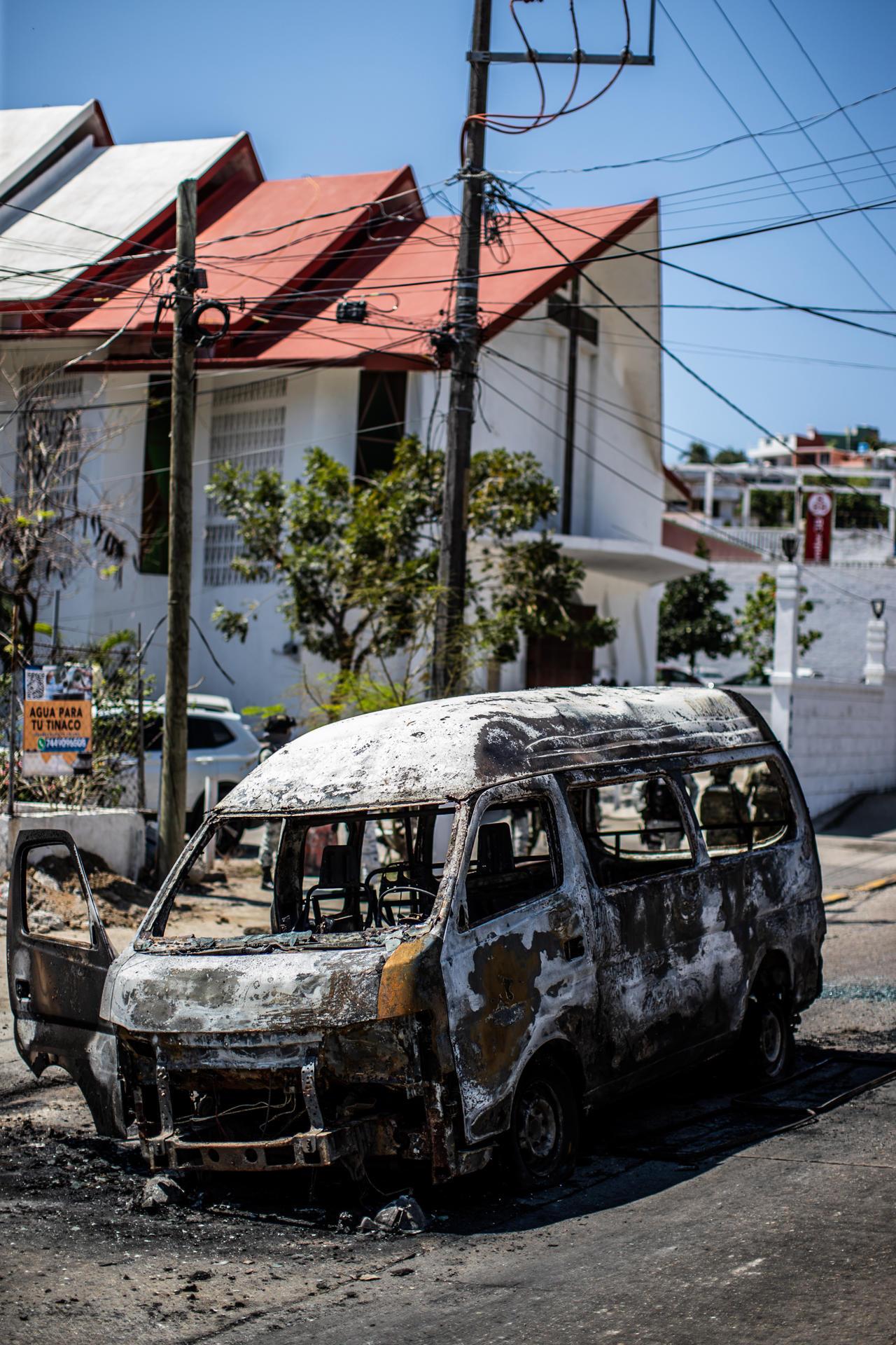 Fotografía de un vehículo incendiado por presuntos integrantes del crimen organizado este domingo, en el balneario de Acapulco, México, en respuesta a la caída del Mencho.