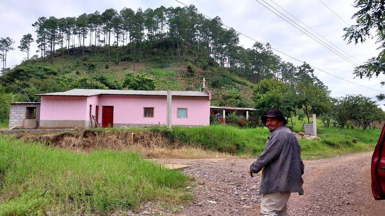 $!La aldea Joyas de Mula de Las Lajas está rodeada de pinares y cultivos de café. Se llama así porque también es zona ganadera y en la zona se vendieron las mejores crías de mula de la región, por eso la gente las consideraba joyas.