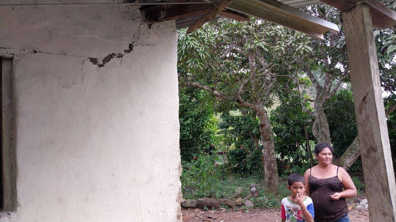 $!En las aldeas de Las Lajas, al norte de Comayagua, casi todas las viviendas están construida con adobes. Como la mayoría son de este material están fisuradas a causa de los constantes temblores. Ya van más de 60.