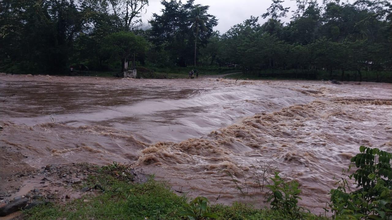 $!Así se vio el río Chamelecón a su paso por Santa Bárbara. Este caudaloso afluente cuya cuenca se origina en Copán, se caracteriza por sus rápidas crecidas que causa debido a la pendiente en que desciende desde el occidente hacia el valle de Sula.