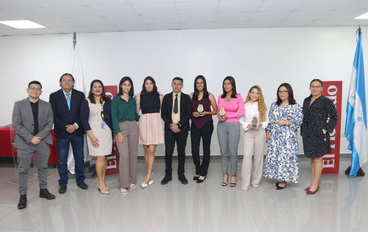 $!Mavis Callejas, de la USAP, junto a otros estudiantes de la UNAH fueron condecorados por representantes de OPSA y la carrera de Periodismo de Ceutec.
