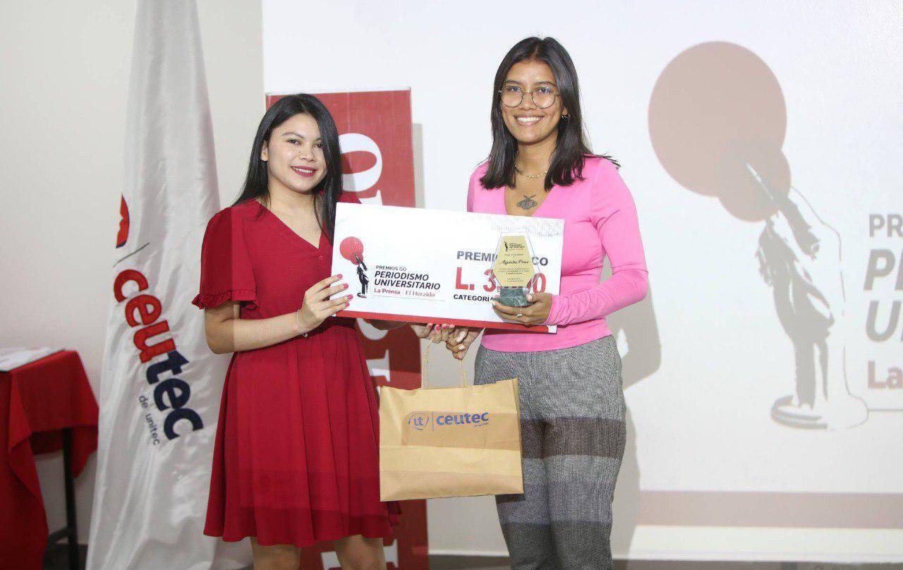 $!Alejandra Alvarado Ponce (derecha), ganadora en la categoría de Periodismo de Investigación o Profunidad, recibe su premio por parte de Dalma Acosta (izquierda), editora de la sección web de El Heraldo.