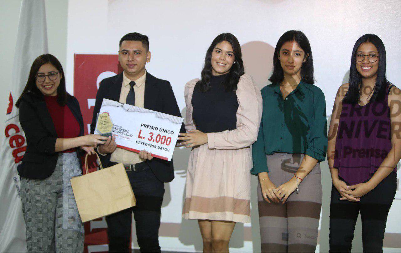 $!Haydi Carrasco, co-editora de El Heraldo Plus entrega el premio en la categoría de Periodismo de Datos a José Díaz, Alessandra Fúnez, Jennifer Maldonado y Fátima Álvarez.