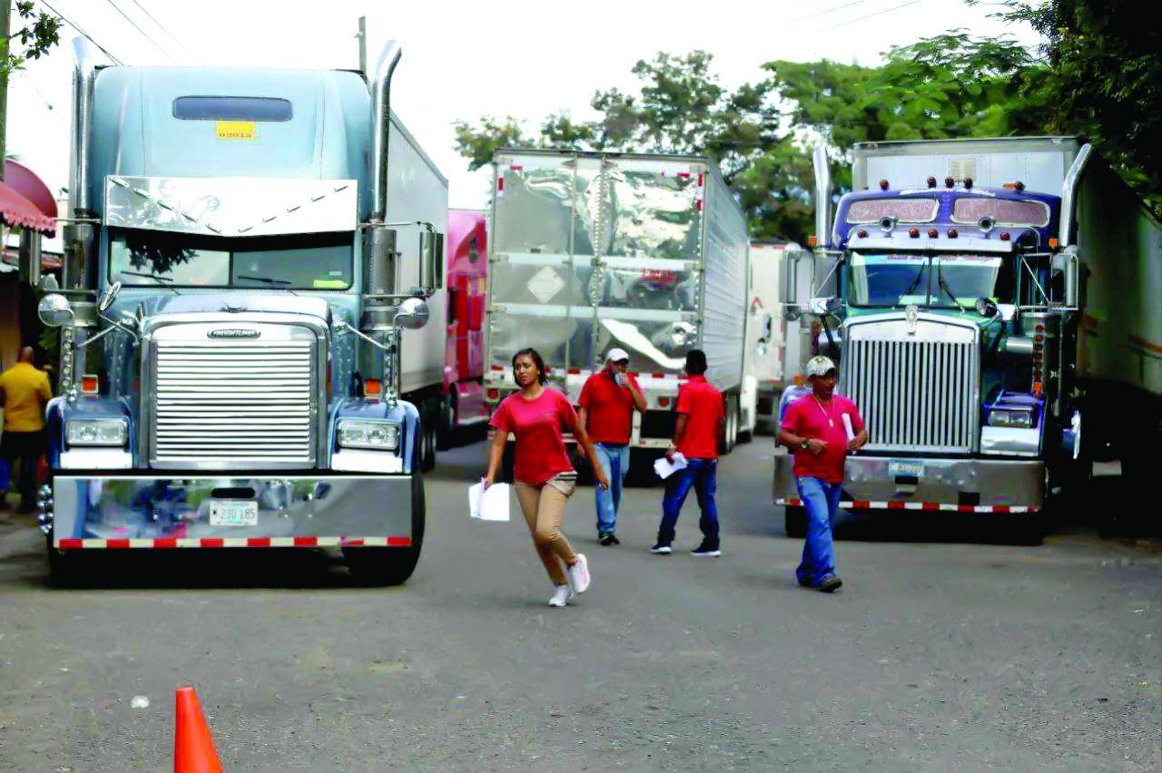 $!Los conductores de carga pesada, tanto hondureños como costarricenses, temen ya no ser contratados por las dificultados; y creen que el beneficiado con la pugna es El Salvador.