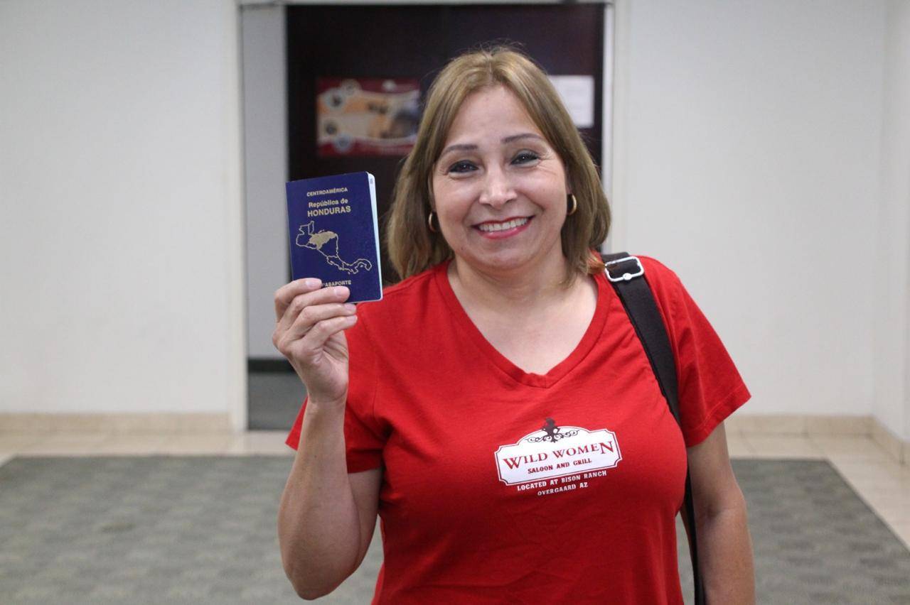 $!Hondureña muestra su pasaporte hondureño en la oficina consular Los Ángeles California.