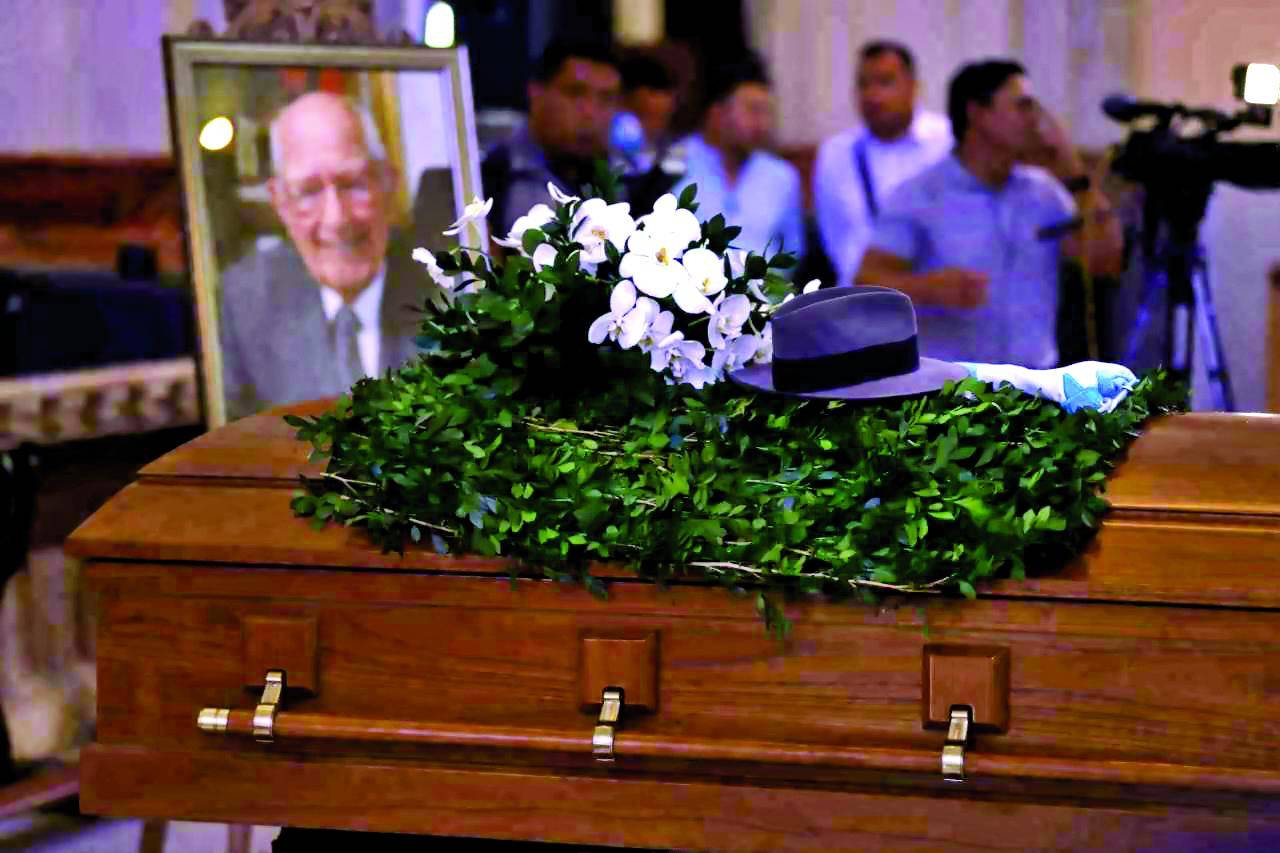$!Sus flores favoritas, su sombrero y el Pabellón Nacional posaron sobre el féretro de Jorge Bueso Arias.