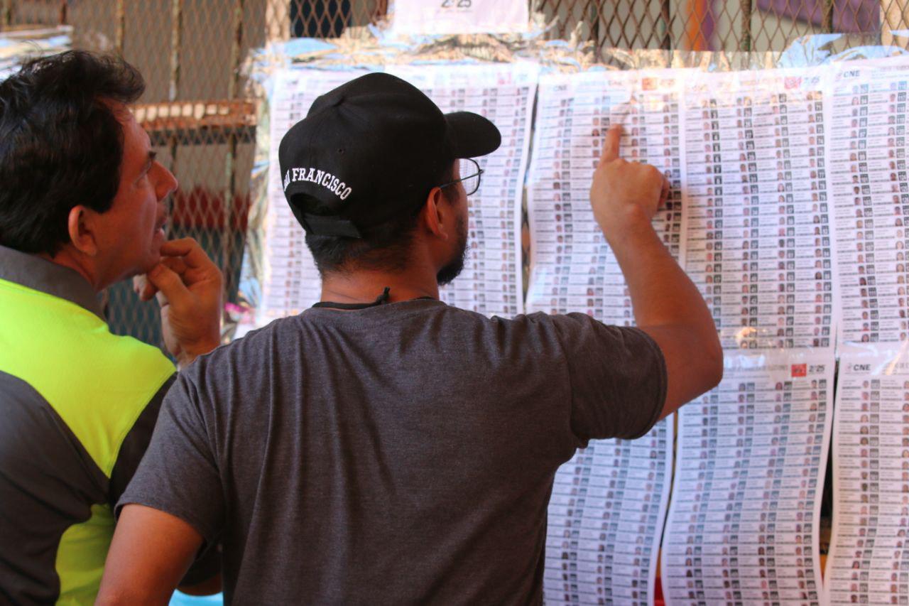 Los ciudadanos pueden consultar en el Censo Nacional Electoral en qué centro electoral, urna y fila les toca votar.