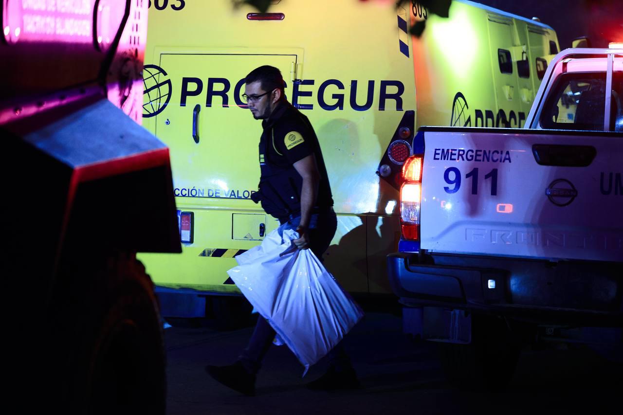 Así llegó el dinero retirado de los bancos el martes 13 de mayo a Koriun. En ese carro de valores supuestamente llevaron los 63 millones que Iván Velásquez, bajo fuerte custodia policial, sacó de cuatro bancos en San Pedro Sula.