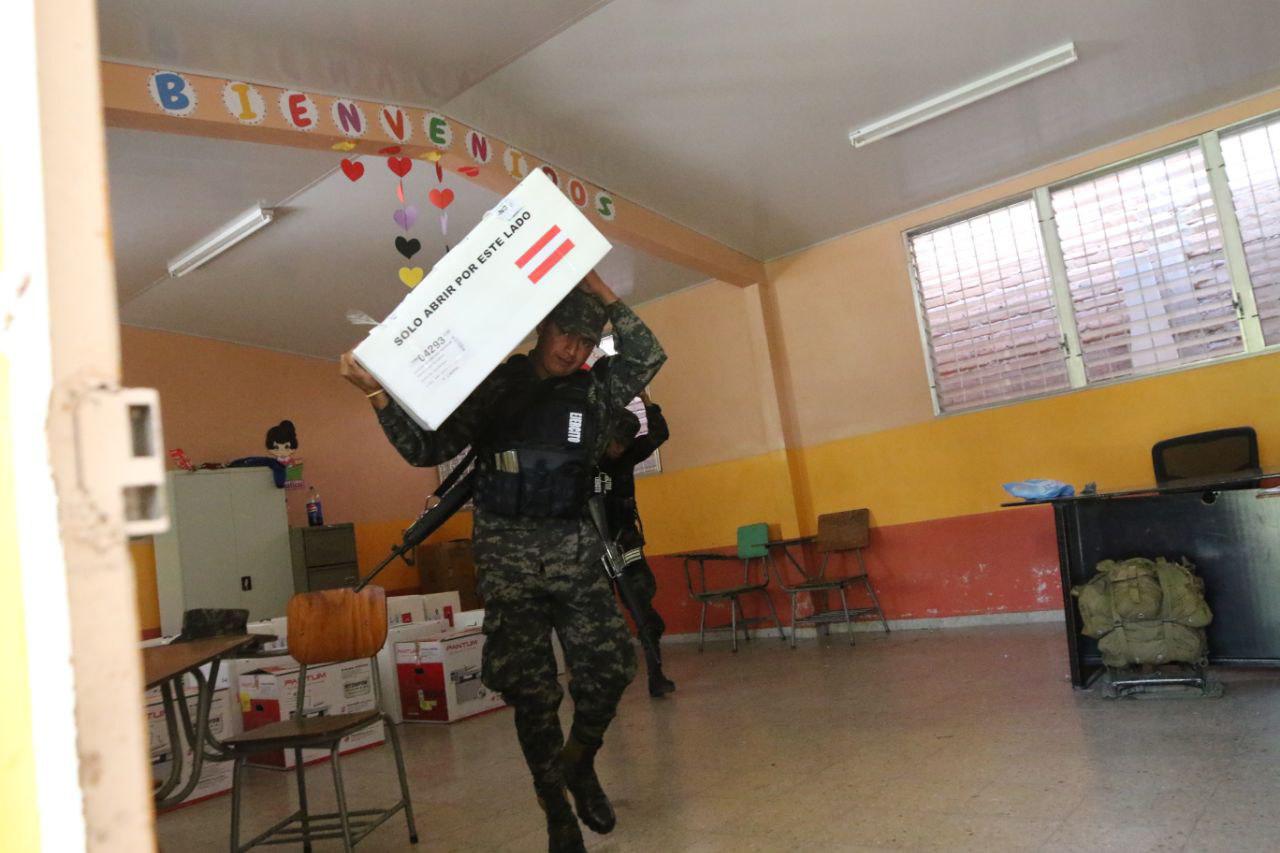 En gran parte del país, el material electoral llegó sin retraso, incluso adonde increiblemente, aún se necesitan mulas para transportarlas.