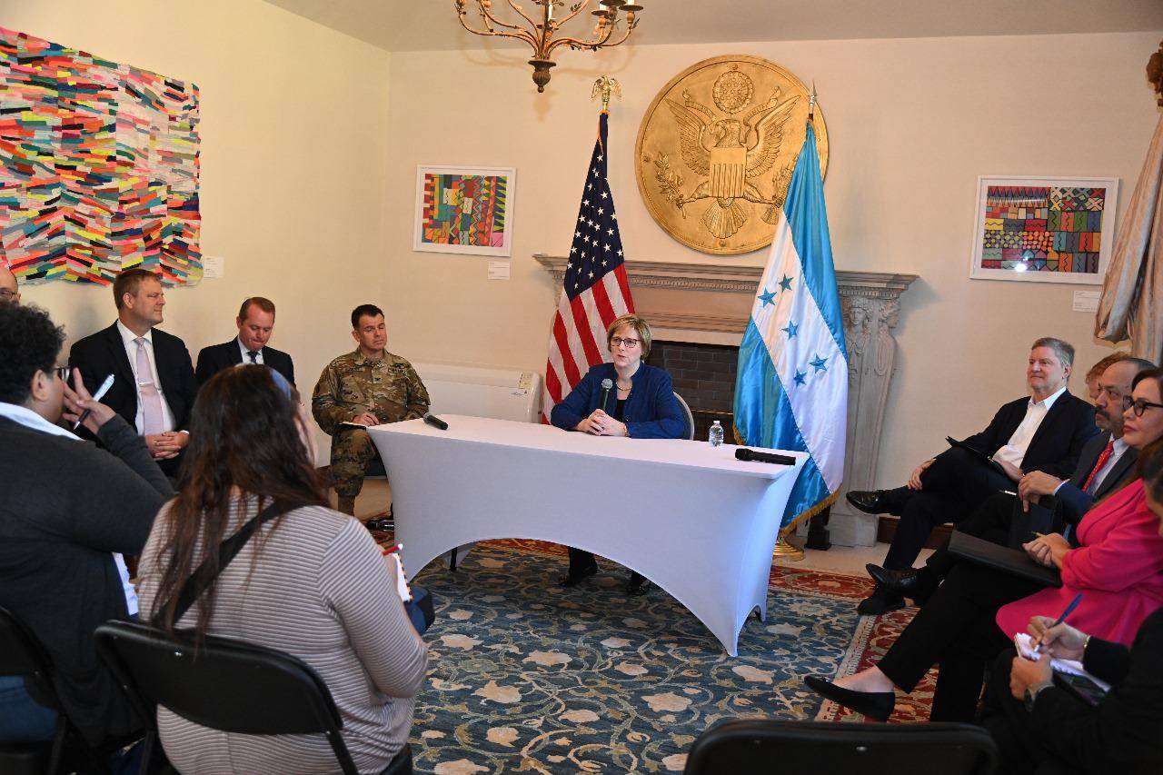 $!Embajadora estadounidense, Laura Dogu junto a representantes de medios de comunicación en Honduras.