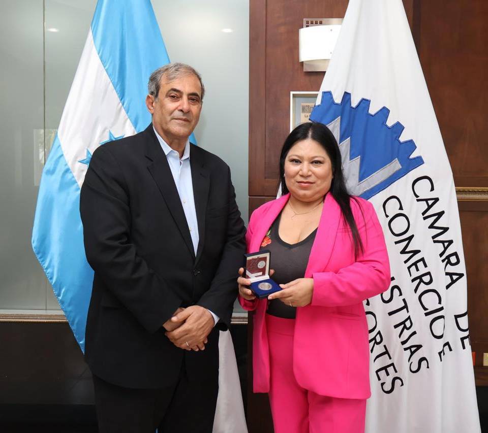 Karim Qubain entrega un presente a la periodista Lisseth García.