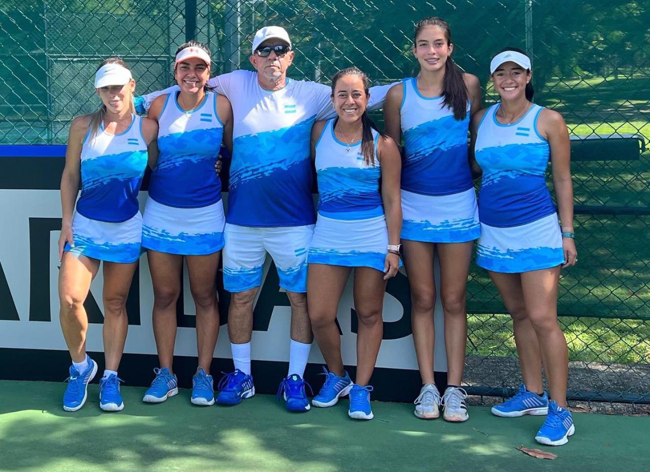 La selección femenina de Honduras que participa en el torneo de tenis en República Dominicana.