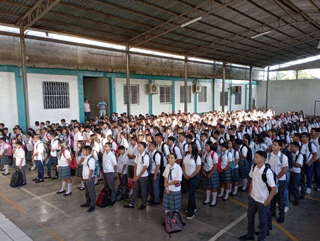 $!Estudiantes se forman durante el ingreso a sus clases en el Instituto Manuel de Jesús Subirana.