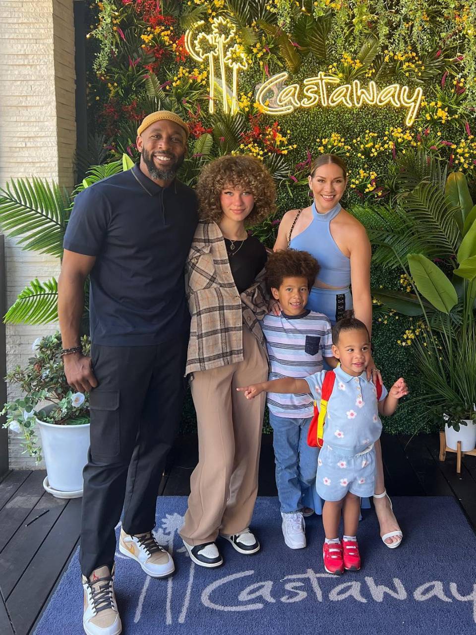 En las redes, Boss solía publicar videos cómicos de danza junto a su esposa Allison Holker Boss, y sus hijos: Zaia, de 3 años; Maddox, de 6, y Weslie, de 14.