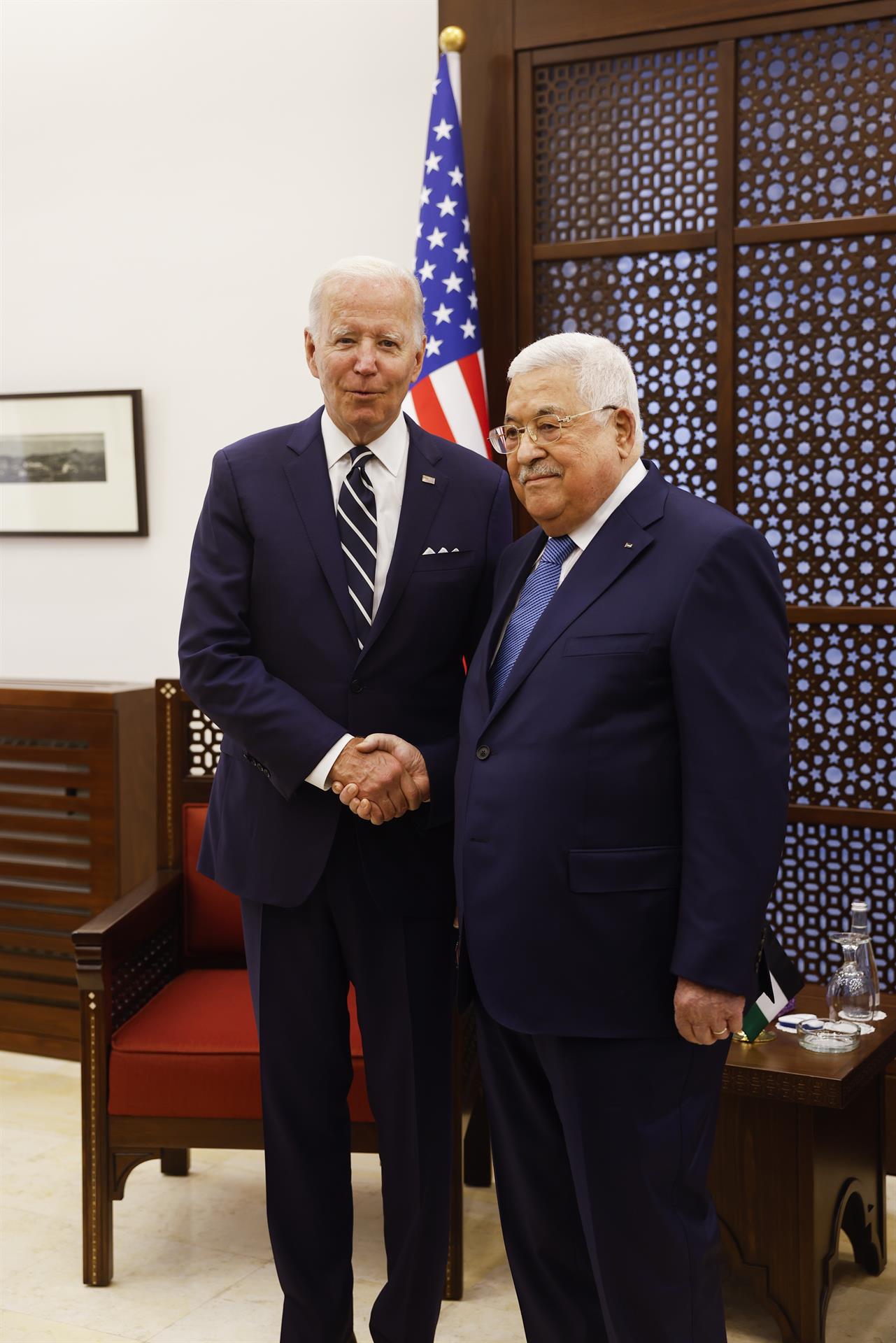 Biden llegó al hospital acompañado por miembros de su delegación y sin autoridades israelíes, lo que según medios locales causó polémica.