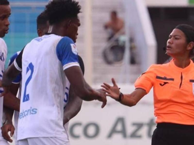 Comenzó como futbolista: La historia de Merlin Soto, la árbitra que debutó en la Liga Nacional de Honduras