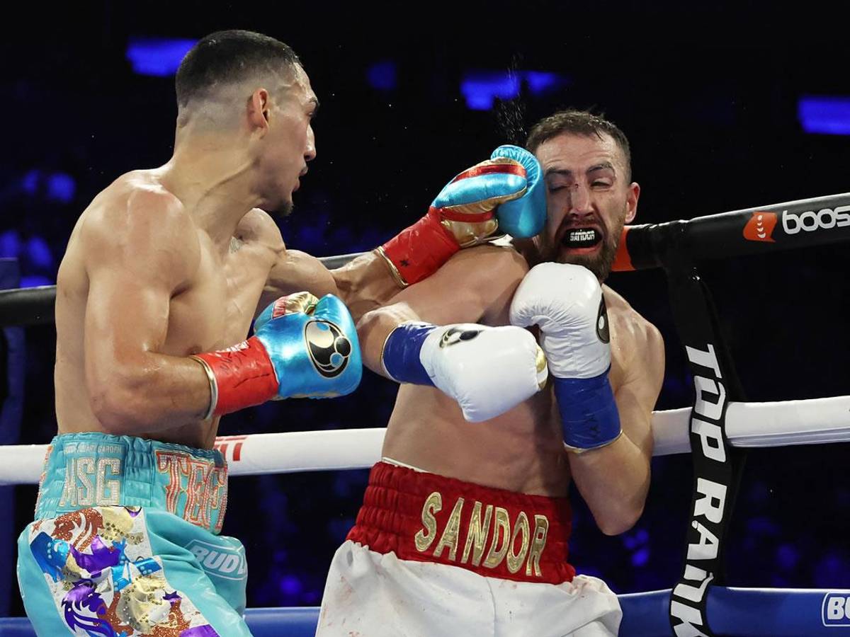 Teófimo López conectando un zurdazo al rostro de Sandor Martín.