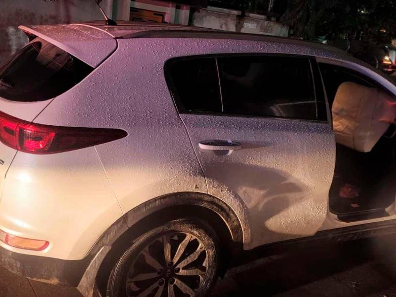 <b><span class=mln_uppercase_mln>Fuga.</span></b> Los delincuentes abandonaron el vehículo y huyeron.