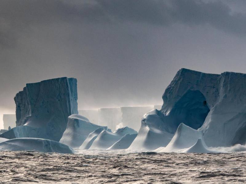 No está claro cuánto tiempo girará en su lugar el iceberg conocido como A23a, visto en abril.