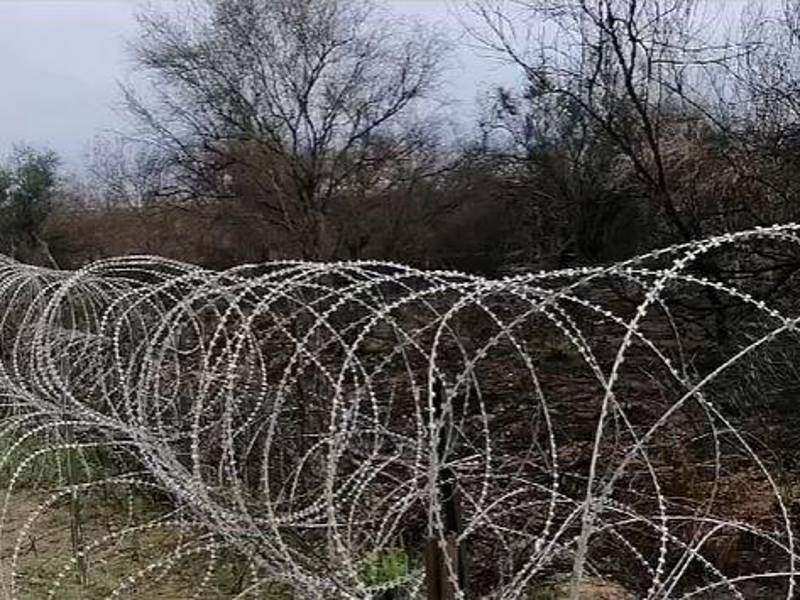 Serpentina puesta en el camino hacia el muro fronterizo.