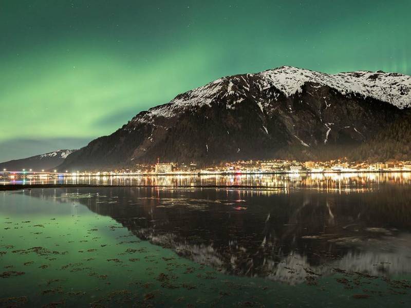 Lo que se ve de la aurora boreal en Juneau, Alaska, usando una cámara con una exposición más larga. (Chris Miller).