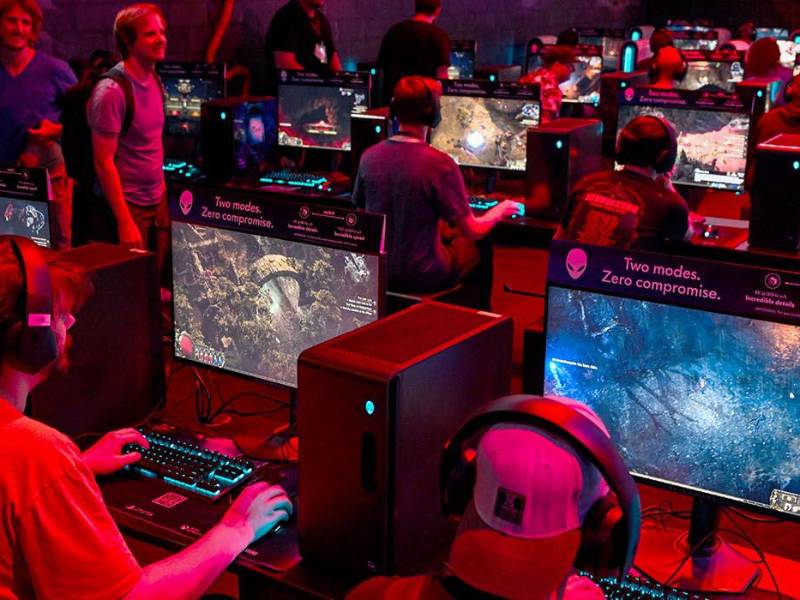 <b> Jugando Path of Exile, conocido por su dificultad, en Colonia, Alemania. Elon Musk ha dicho que es jugador de primer nivel. (Ina Fassbender/Agence France-Presse — Getty Images)</b>