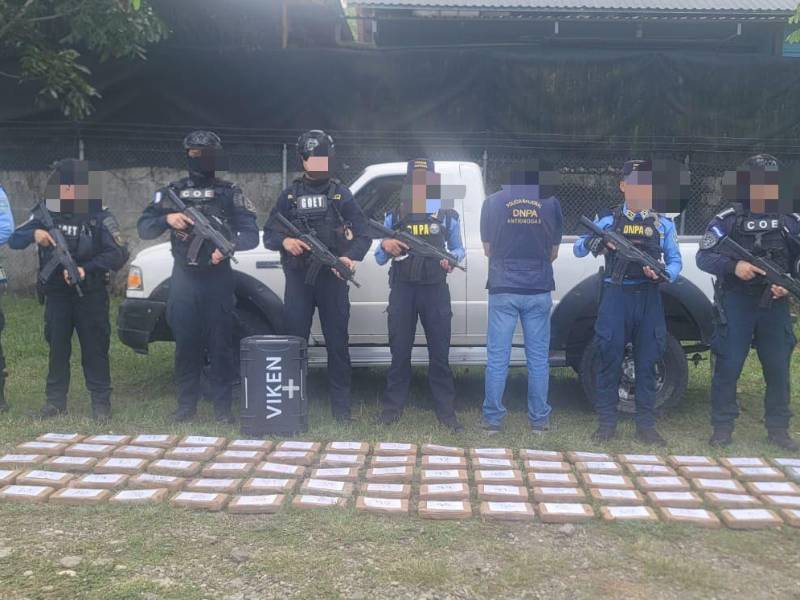 Las autoridades localizaron 90 kilos de supuesto clorhidrato de cocaína, eran trasladados en paquetes rectangulares.