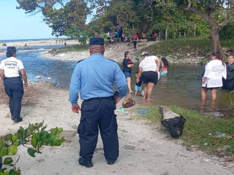 La policía turística está lista para brindar seguridad en los diferentes puntos de concurrencia de bañistas.
