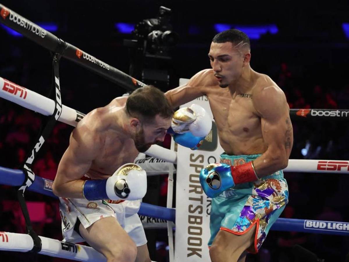 Después de la caída en el segundo round, el peso superligero Teófimo López se recuperó y fue al ataque contra Sandor Martín.