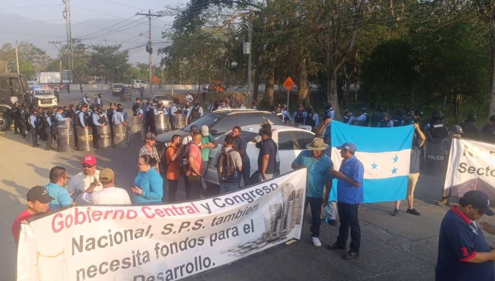 ”Gobierno Central y Congreso Nacional, SPS también necesita fondos para el desarrollo”, decía un cartel que llevaban los manifestantes. 