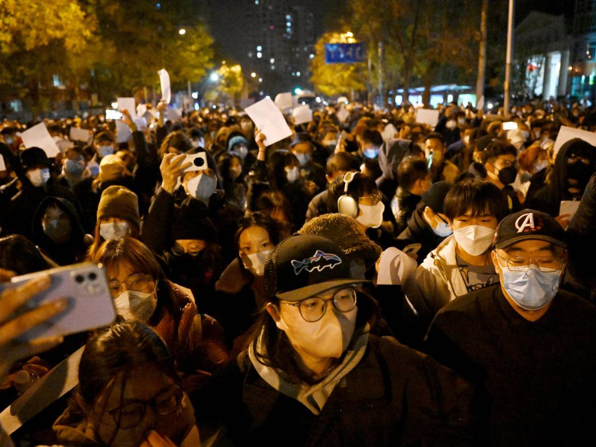 Biden “monitorea” las manifestaciones en China