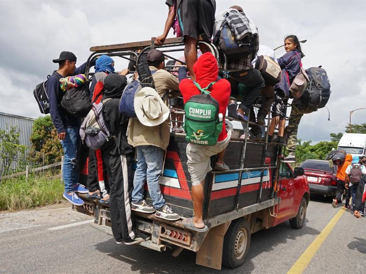 Hondureños en caravana migrante avanzan por México en camiones y a pie