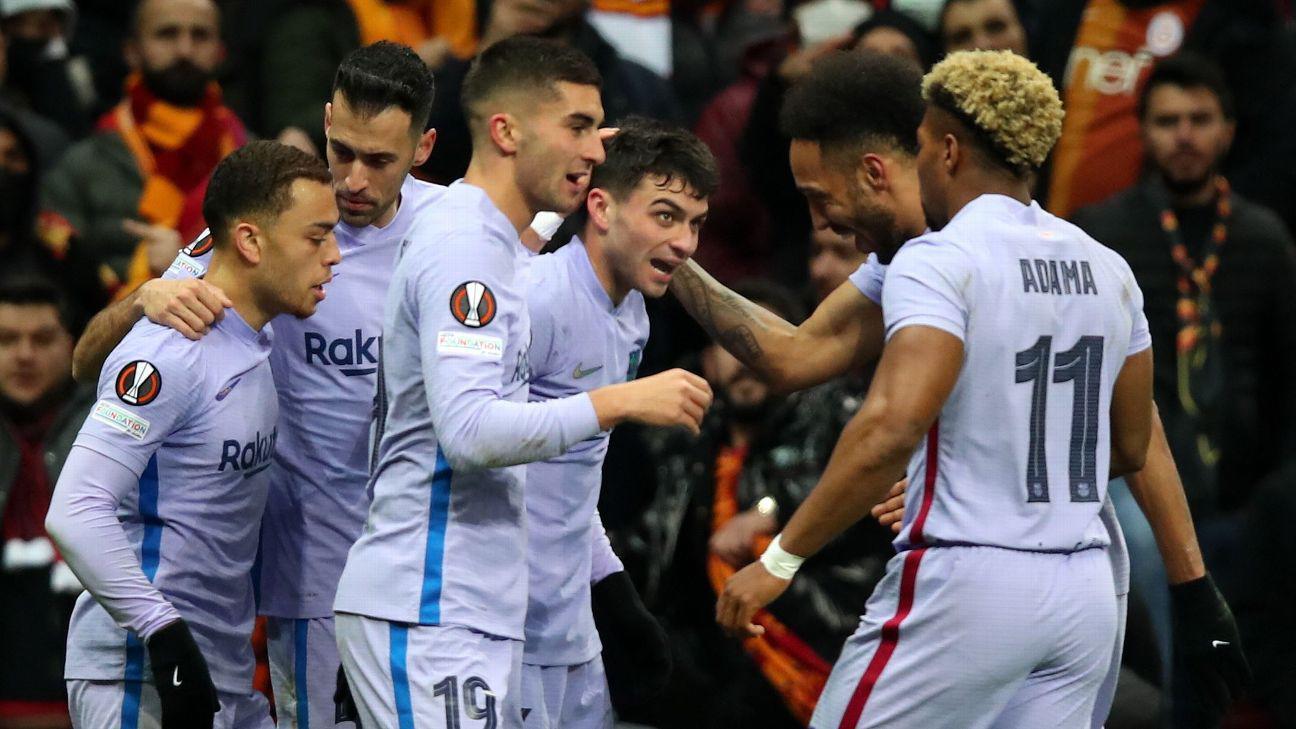 Pedri es felicitado por sus compañeros tras el golazo que marcó en Estambul.