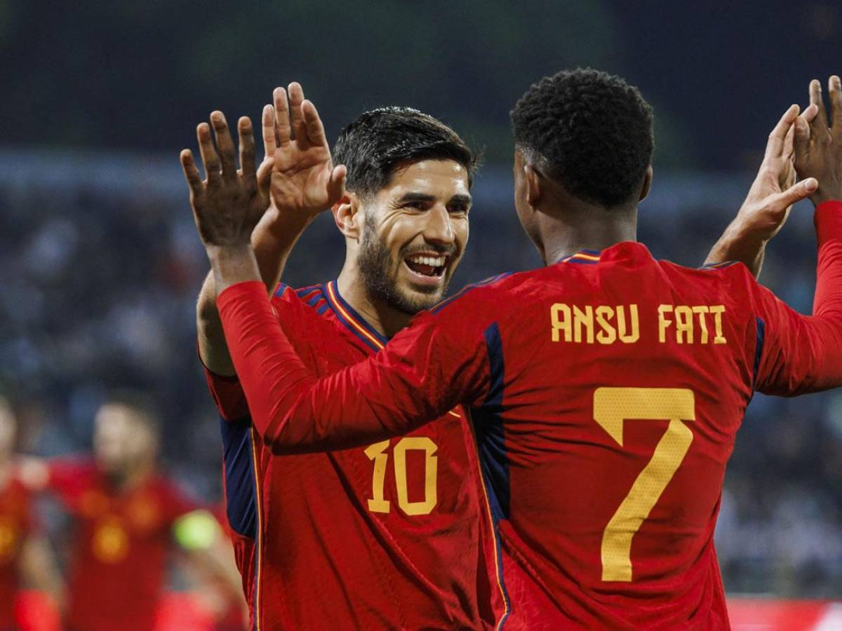 Ansu Fati celebra con su compañero Marco Asensio tras marcar el 0-1 con asistencia del jugador madridista.