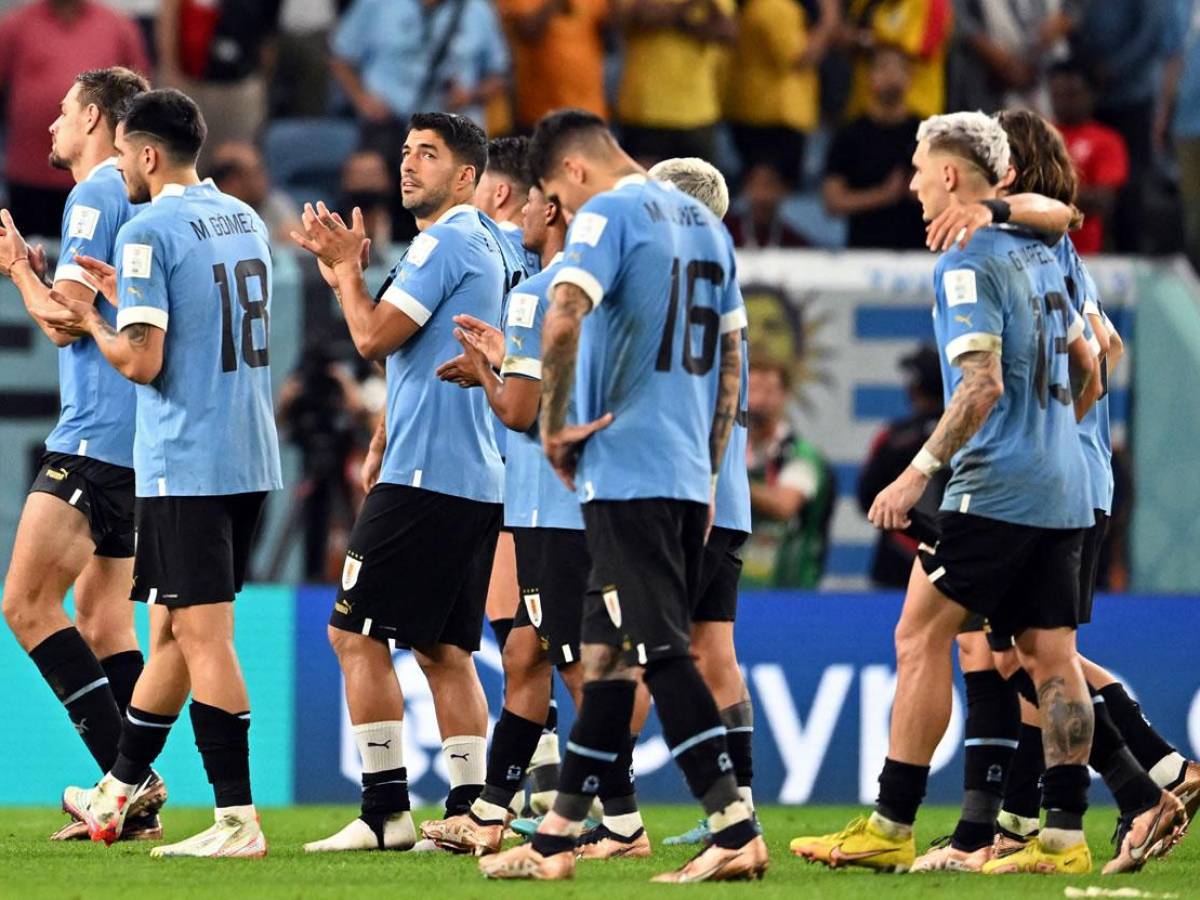 Los jugadores uruguayos se fueron cabizbajos y tristes del campo tras la eliminación.