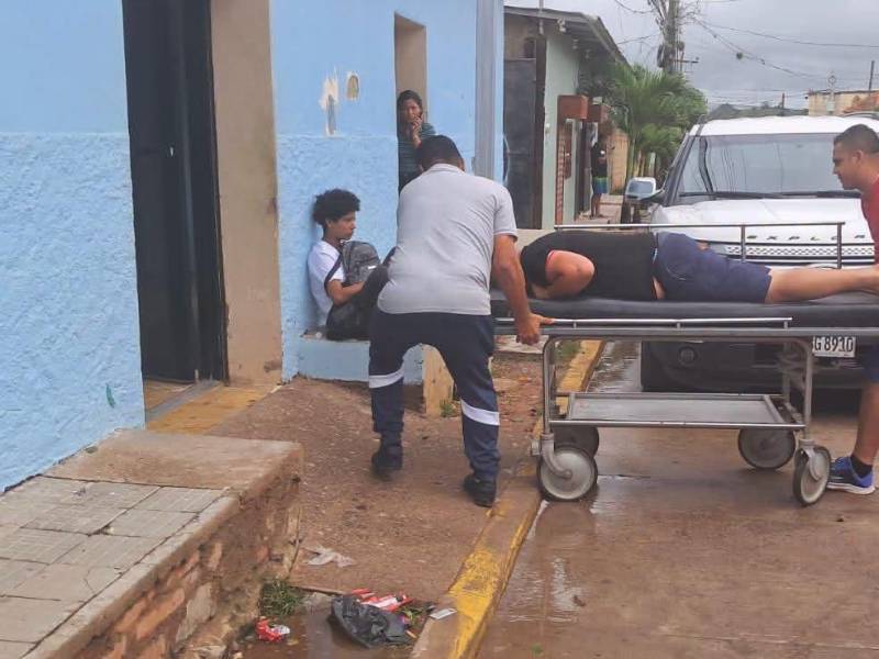 El alcalde José Luis Chirinos siendo trasladado de emergencia a Tegucigalpa.
