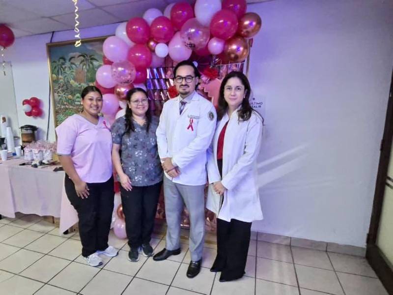 Liliana Romero, Ingrid Smith, Dr. Carlos Santos y Dra. Nancy Villalobos, facilitadores de la charla sobre la concientización del Cáncer de mama.