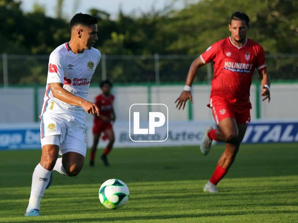 Carlos Pineda conduce el balón ante la persecución de César Oseguera.