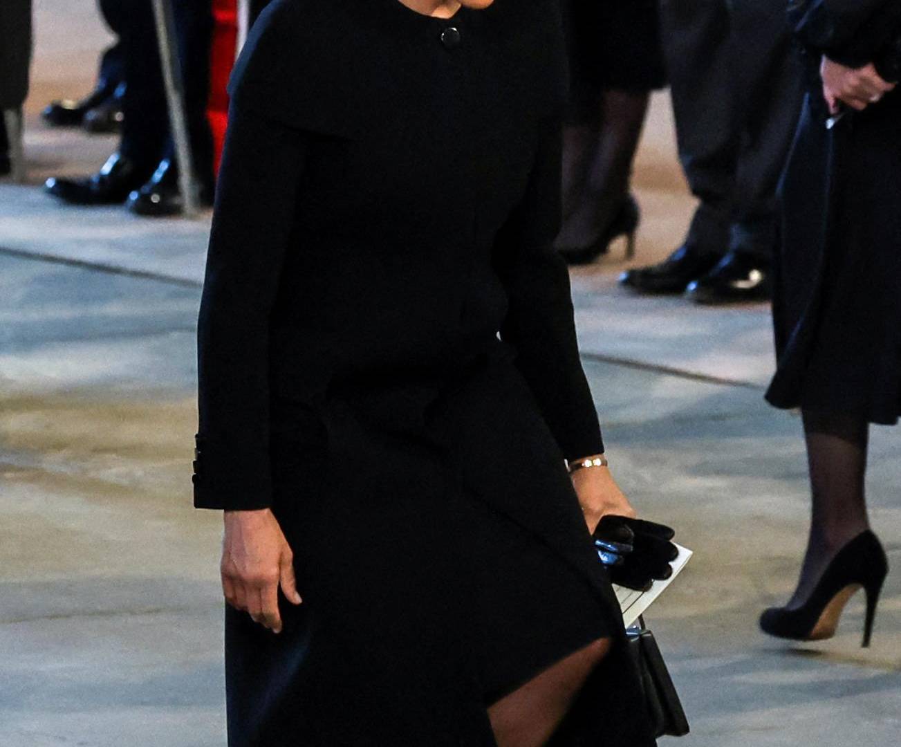 $!Meghan se arrodilló frente al ataúd de Isabel II durante el servicio religioso en el Palacio de Westminster.
