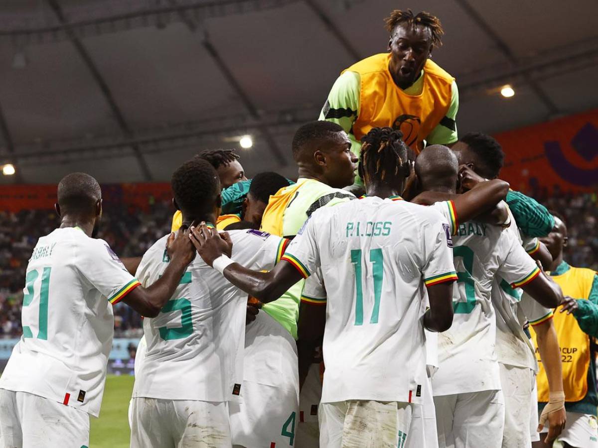 Los jugadores de Senegal celebran su 2-1 en el Khalifa Estadio Internacional en Doha.