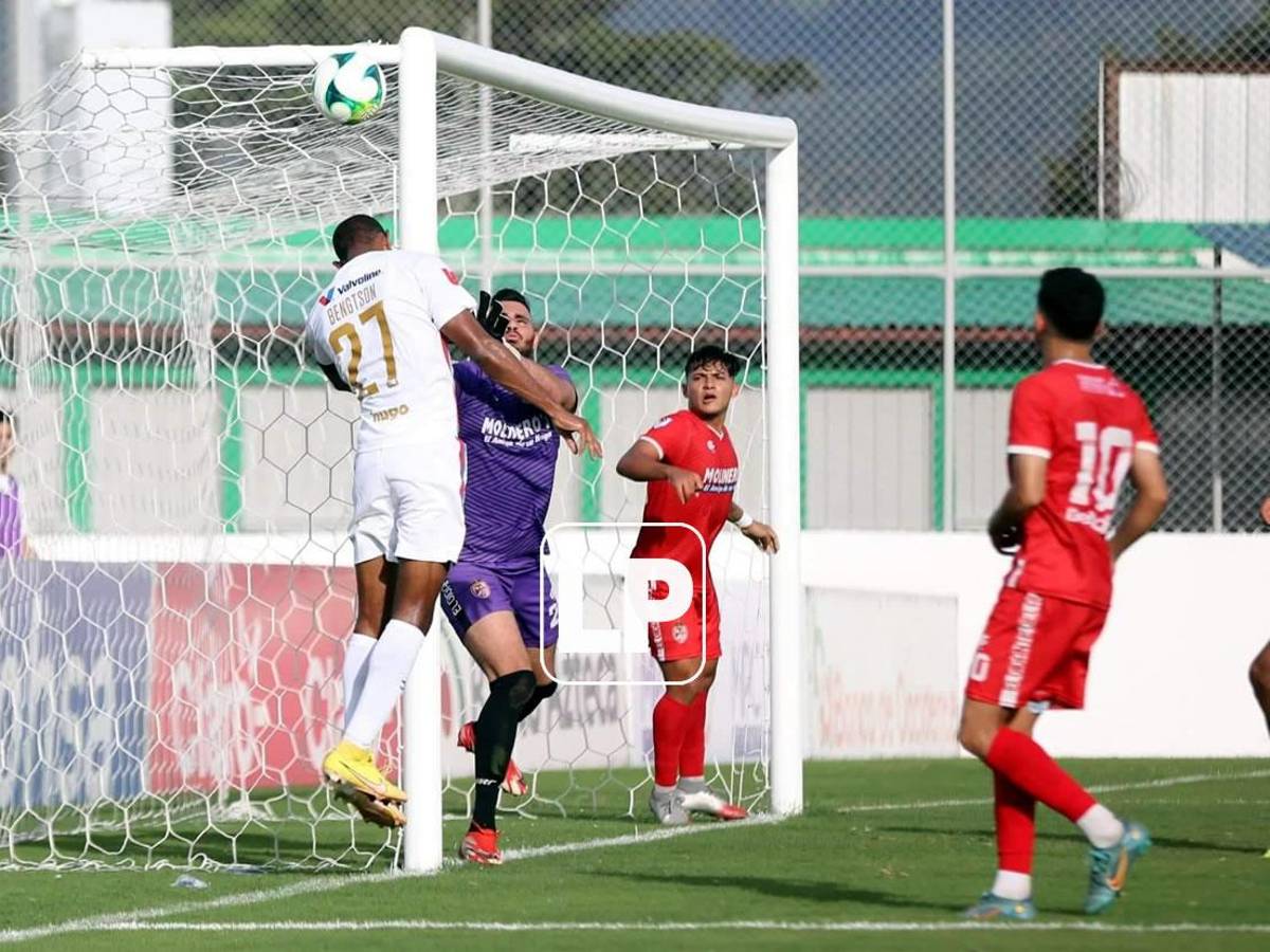Jerry Bengtson no pudo marcar en esta acción, cabeceó afuera.