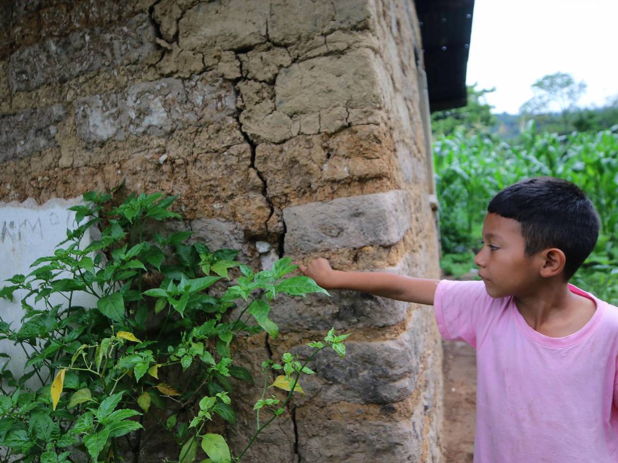 Un niño juega con una de las paredes de tierra de la casa en la que vive. Las paredes de la viviendas están rajadas por los sismos reportados en Las Lajas.