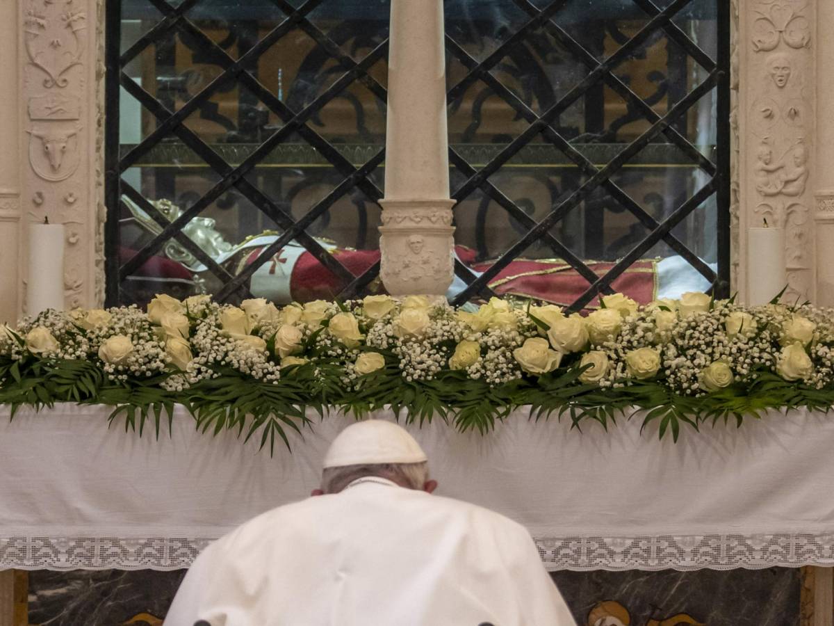 Papa Francisco visita la tumba del primer pontífice que renunció