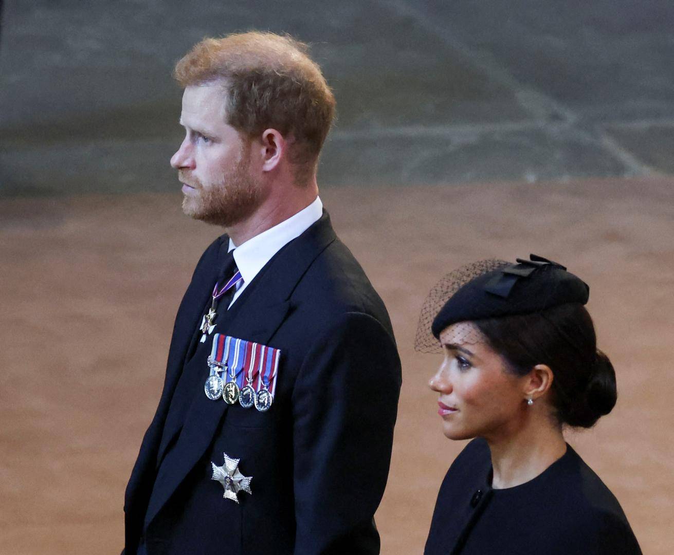 $!Los duques de Sussex rompieron el protocolo solemne al tomarse de la mano a la salida del servicio religioso.