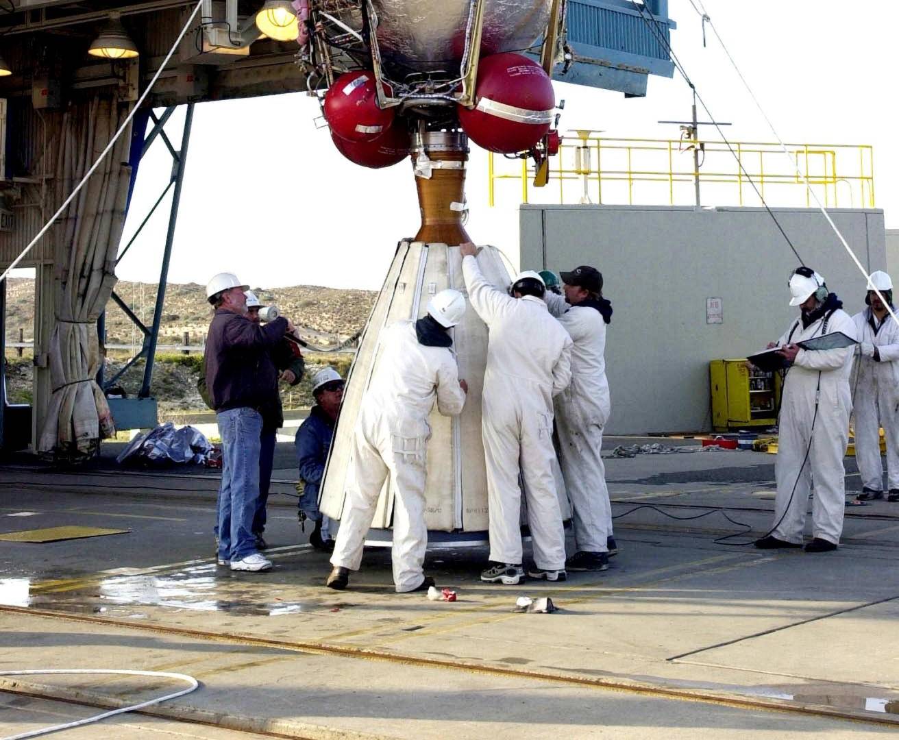 $!Preparando Aqua para su lanzamiento en la Base de la Fuerza Aérea Vandenberg.