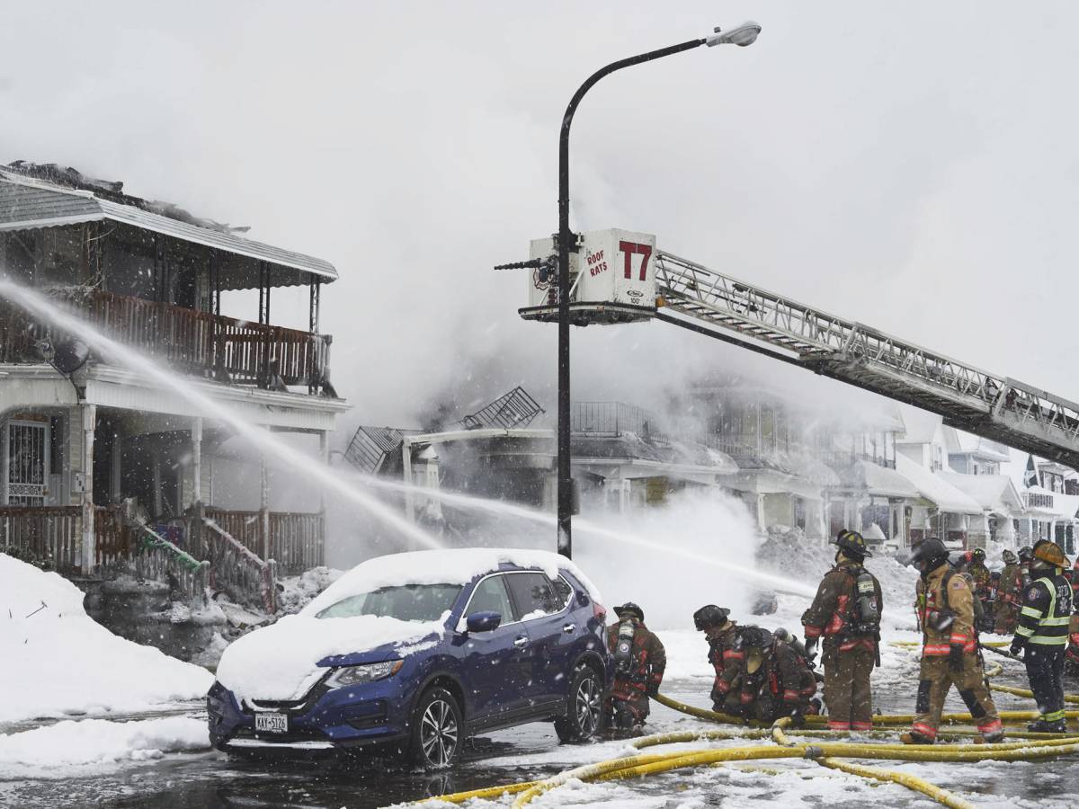 Bomberos apagan un incendio en una vivienda en Lonsdale Road en Búfalo, Nueva York (EE.UU.), el 26 de diciembre de 2022.